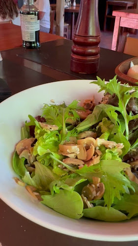 Opinii despre Medio y Medio în Punta Ballena - Gastronomía y hostelería