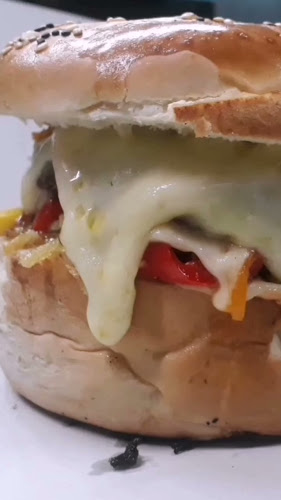 Opinii despre EL SABOR COLOMBIANO carrito de hamburguesa în Montevideo - Gastronomía y hostelería