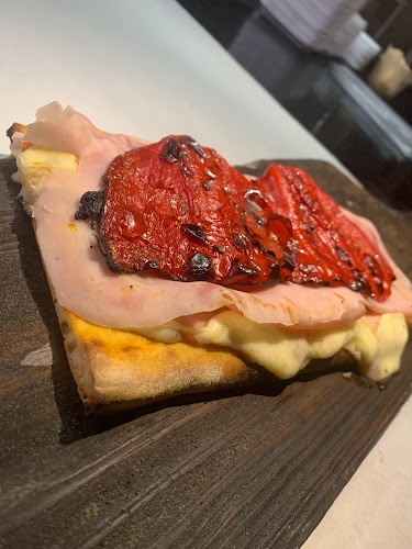 Valentino Pizzeria y Chiveteria - Gastronomía y hostelería