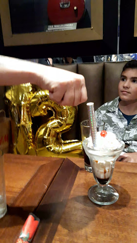 Opinii despre Hard Rock Cafe Montevideo în Montevideo - Gastronomía y hostelería