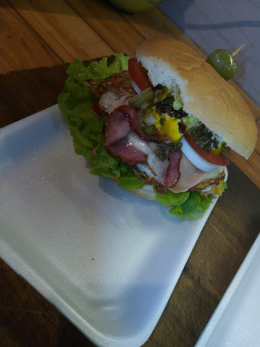 Comentarii opinii despre Lo de Raquel "Rotiseria sandwicheria pizzería y servicios de lunch" chivitería en general .