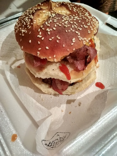 Opinii despre MALA JUNTA BURGERS în Salto - Gastronomía y hostelería