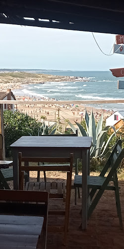 Opinii despre Maula Bar de Playa în Punta del Diablo - Gastronomía y hostelería