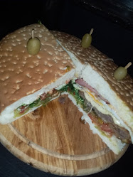 PIZZERIA Y CHIVITERIA LOS PEQUES