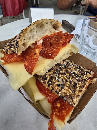 Comentarii opinii despre La Linda Panadería y Café