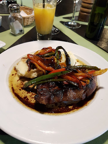 Opinii despre Medio y Medio în Punta Ballena - Gastronomía y hostelería