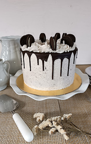 Graciela decorando tortas