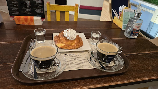 ADRIANUZCA'S CAT CAFÉ ☕🐈