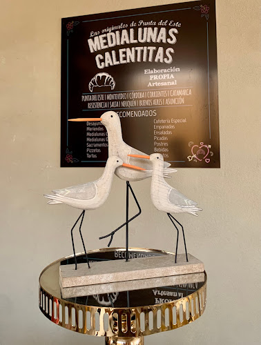 Medialunas Calentitas - La Barra