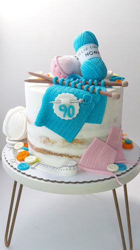 Graciela decorando tortas - San Carlos