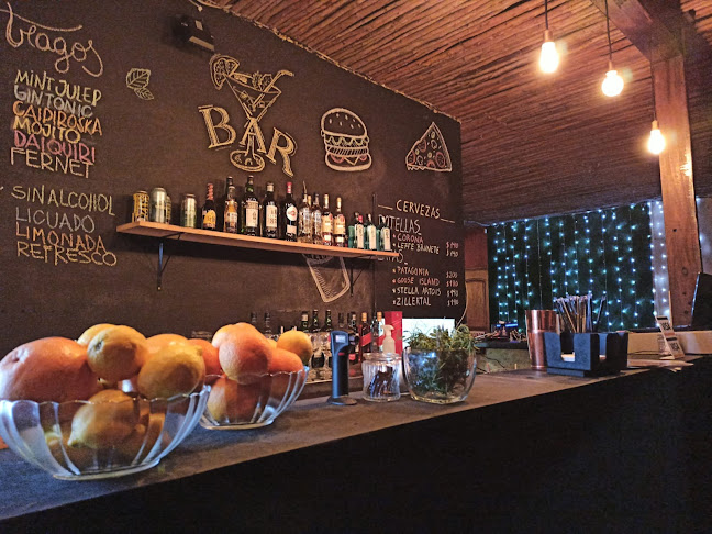 Moça cervecería y cocktail bar