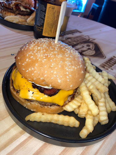 BLACK & WHITE PIZZERIA HAMBURGUESERIA